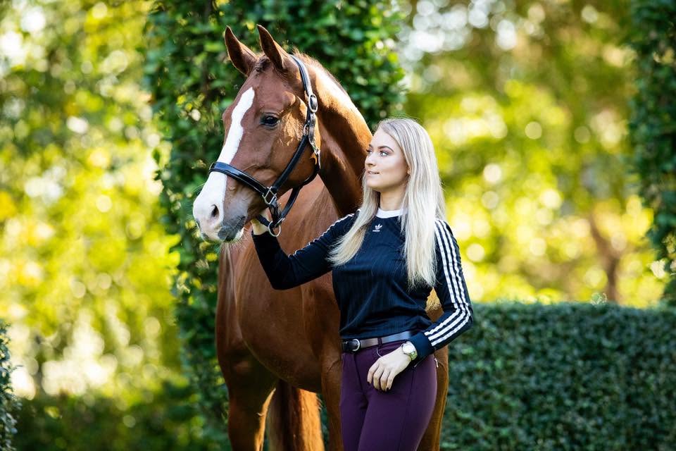 Francis samen met haar paard in het bos